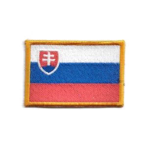 Op de afbeelding: Geborduurde patch met de vlag van Slowakije. De rechthoekige patch heeft een witte bovenste streep, een blauwe middelste streep en een rode onderste streep. Aan de linkerkant staat een wapen. De patch is omrand met een gouden rand.