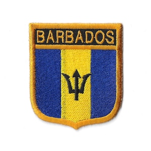 Könnte beinhalten: Gestickter Aufnäher mit der Flagge von Barbados. Der Aufnäher hat eine schildförmige Form mit einem goldenen Rand. Das Design umfasst einen vertikalen gelben Streifen, der von blauen Streifen flankiert wird, mit einem schwarzen Dreizack in der Mitte und dem Wort "BARBADOS" oben.