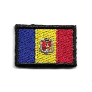 Puede incluir: Un parche bordado de la bandera de Rumanía. La bandera es azul, amarilla y roja con el escudo de armas en el centro.