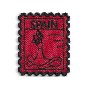 Puede incluir: Un parche bordado rectangular con un borde festoneado negro y un fondo de tela roja. El parche presenta un contorno negro bordado de una bailaora de flamenco y la palabra SPAIN en letras mayúsculas negras en la parte superior del diseño.