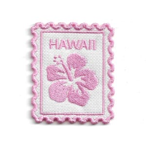 Könnte beinhalten: Gestickter Aufnäher mit einer rosa Hibiskusblüte und dem Wort "HAWAII". Der Aufnäher hat einen weißen Hintergrund und einen rosa, gezackten Rand, der einer Briefmarke ähnelt.