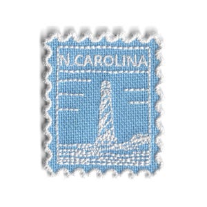 Può includere: Un cartello in legno rustico con la scritta "Welcome to our home" in lettere bianche. Il cartello presenta una finitura invecchiata e un design semplice e invitante, perfetto per l'arredamento della porta d'ingresso.