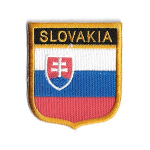 Op de afbeelding: Een gouden geborduurde patch met de Slowaakse vlag en het woord "SLOVAKIA" in zwarte letters.