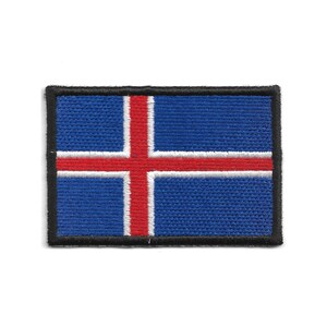 Può includere: Una tazza di ceramica bianca con manico nero e la scritta "But First, Coffee" in grassetto nero. La tazza è posta su uno sfondo sfocato, suggerendo un'atmosfera accogliente.