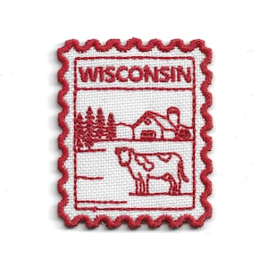 Peut inclure: Écusson brodé en forme de timbre-poste avec une bordure rouge festonnée. Le centre blanc présente le mot "WISCONSIN" au-dessus d'une scène rurale avec des arbres, une ferme et une vache. Un charmant souvenir ou fourniture artisanale.