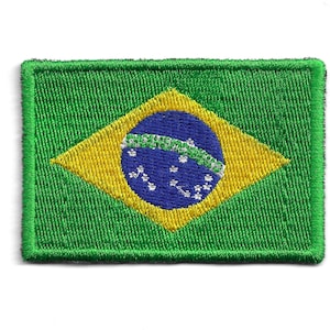 Puede incluir: Parche bordado con la bandera de Brasil. El diseño incluye un rectángulo verde con un rombo amarillo en el centro. Dentro del rombo hay un círculo azul con estrellas blancas y una cinta curva. El parche tiene un borde verde.