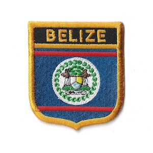 Può includere: Toppa ricamata con la scritta "BELIZE" in oro su sfondo nero. La toppa ha un centro blu con un emblema circolare e strisce rosse. L'emblema comprende figure, uno scudo e una corona.