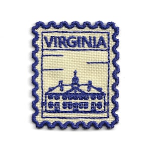 Peut inclure: Écusson brodé en forme de timbre-poste, avec le mot "VIRGINIA" en haut. Le motif comprend une illustration bleue d'un bâtiment et une bordure bleue décorative. L'écusson est sur un fond crème.