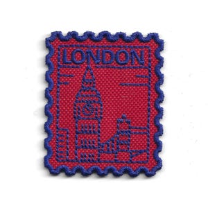 Puede incluir: Un parche de tela roja con un borde bordado azul y un diseño de monumentos de Londres. La palabra "LONDON" está bordada en azul en la parte superior. El parche presenta el Big Ben y otros edificios.