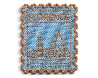 Könnte beinhalten: Ein rechteckiger, gestickter Aufnäher in Form einer Briefmarke auf hellblauem Stoffhintergrund. Er zeigt braune Stickkonturen der Kathedrale und Skyline von Florenz, wobei das Wort FLORENCE oben in brauner Farbe eingestickt ist.
