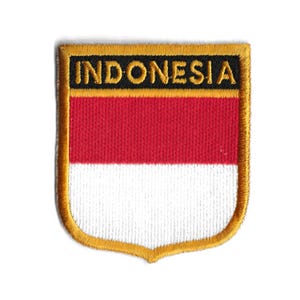 Op de afbeelding: Een geborduurde patch met een Indonesisch vlagontwerp in rood en wit. De patch heeft een gouden rand en het woord "INDONESIA" in zwarte letters.