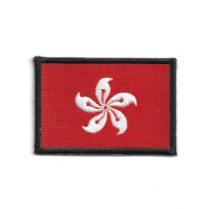 Könnte beinhalten: Ein rechteckiger Aufnäher mit der Flagge von Hongkong. Der Aufnäher hat einen roten Hintergrund mit einer weißen Bauhinia-Blüte in der Mitte. Der Rand ist schwarz.
