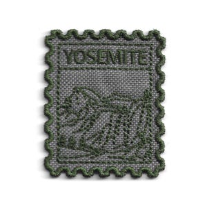 Könnte beinhalten: Gestickter Aufnäher mit grauem Hintergrund und grünem Wellenrand. Der Aufnäher zeigt das Wort "YOSEMITE" oben und ein Berglandschaftsdesign. Der Aufnäher ist rechteckig und ähnelt einer Briefmarke.