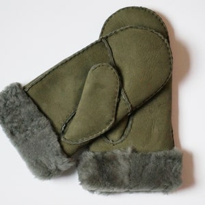 Emerald Elegance Women&#39;s Australian Sheepskin Mittens