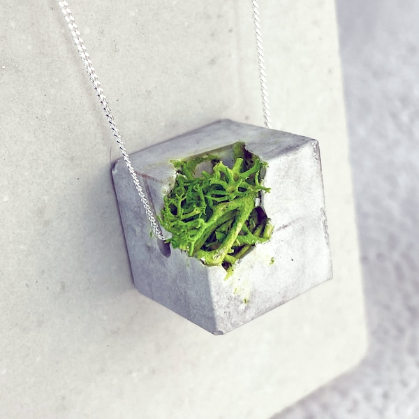 Handcrafted Square Concrete Necklace with Green Moss Inlay – Eco-Chic Terrarium Pendant Jewelry, Perfect Gift for Plant Enthusiasts