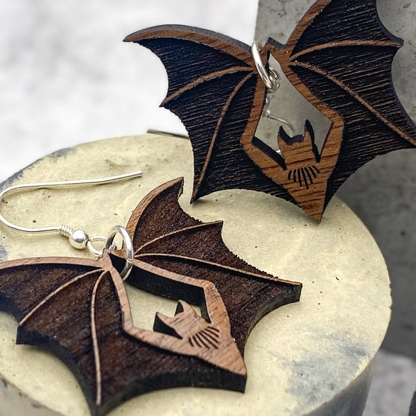 Handgefertigte Fledermaus Ohrringe aus Holz - Einzigartiger umweltfreundlicher Gothic Schmuck für Halloween