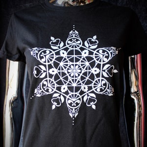 Metatron Camiseta / Mujer equipada / Negro con estampado plateado o negro