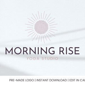 Könnte beinhalten: Ein Logo für ein Yoga-Studio namens "Morning Rise Yoga Studio". Das Logo zeigt eine stilisierte Sonne mit Strahlen, die von ihr ausgehen, in lila Farbe. Der Text ist in Schwarz.