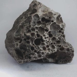 Lunar achondrite meteorite basalt ilmenite vesicular / 67.44 g