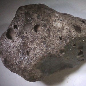Lunar achondrite meteorite basalt ilmenite vesicular / 11.86 g