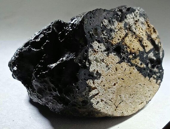 ガラス化した小胞融合地殻を持つ素晴らしい月衝撃石隕石 / 11.81 g  