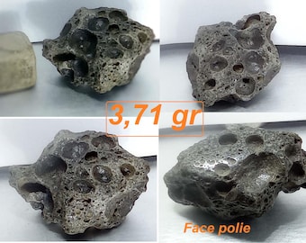 May include: A grey, porous volcanic rock specimen with a rough, cratered surface texture. The stone is displayed in four different views, with the text 3,71 gr visible in the centre and the text Face polie visible near the bottom right corner.