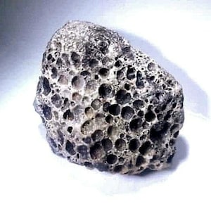 素晴らしい月のエコンドライト隕石イルメナイト気孔玄武岩 / 1.65 グラム