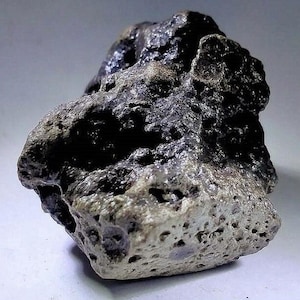 Meteorito acondrito lunar, basalto ilmenítico vesicular com belos restos de crosta de fusão / 6,42 g