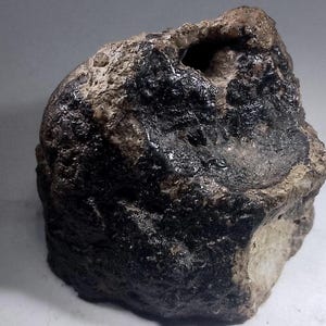 Unclassified achondrite meteorite / 9.87 gr