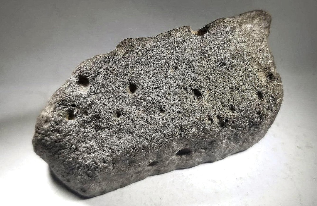 Lunar Achondrite Meteorite, Basalt, Ilmenite, Vesicular / 19.72 G