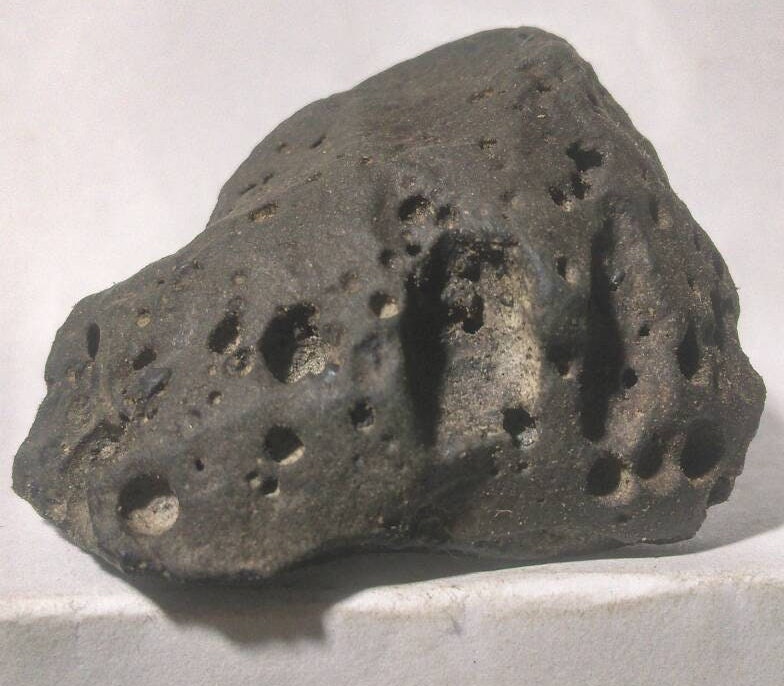 Météorite Lunaire Basalte Vésiculeux 18, 57 Gr