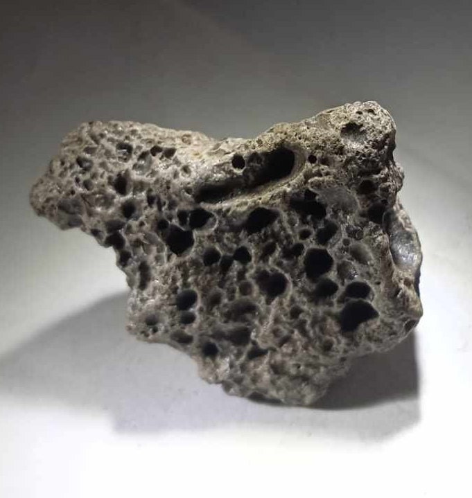 素晴らしい月のイルメナイトに富んだ気泡状玄武岩質エコンドライト隕石