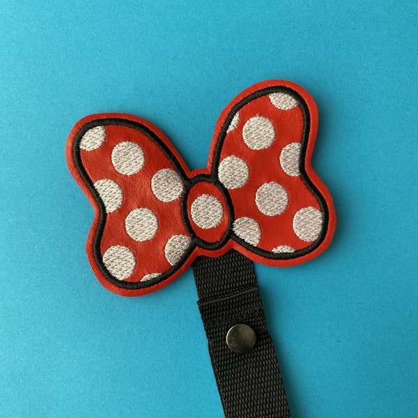 Porte-oreilles/noeud papillon inspiré du nœud Minnie à pois, exposez vos oreilles tout en les gardant propres et bien rangées. Thème Disney