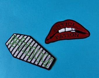 Parche termoadhesivo bordado con temática de musicales, inspirado en Rocky Horror Show y Beetlejuice