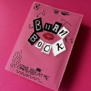 Burn Book - Funda de cuaderno bordada inspirada en Chicas pesadas - Cuero sintético bordado