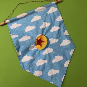 Pixar Ball inspiriertes Design, gestickte Pin Abzeichen Flagge, Wand Wimpel, Disney