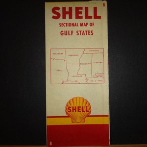 Puede incluir: Un mapa vintage de Shell de los estados del Golfo, con un contorno rojo de los estados de Texas, Oklahoma, Arkansas, Luisiana, Misisipi, Alabama y Tennessee. El mapa está sobre un fondo crema con un borde rojo y amarillo. El logotipo de Shell está en la parte inferior del mapa.