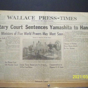 Puede incluir: Un titular de periódico en blanco y negro del 7 de diciembre de 1945, que dice "Military Court Sentences Yamashita to Hang". El artículo trata sobre el juicio del general Tomoyuki Yamashita, un líder militar japonés, por crímenes de guerra. Otros titulares incluyen "Foreign Ministers of Five World Powers May Meet Soon" y "Charges of Hurley Draw Sharp Attack by Sec. Byrnes".