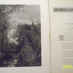 Op de afbeelding: Een zwart-witte illustratie van een kasteel in een bosrijke omgeving. De afbeelding is afkomstig uit een boek getiteld "Twilight" van J.W. Riley. Het gedicht "The Day is Done" is afgedrukt op de rechterpagina.