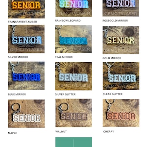 Pu&ograve; includere: Una selezione di portachiavi con la parola "Senior" in vari colori e finiture, tra cui ambra trasparente, leopardo arcobaleno, specchio oro rosa, specchio argento, specchio turchese, specchio oro, specchio blu, glitter argento, glitter trasparente, acero, noce e ciliegio. &Egrave; disponibile anche un'opzione di colore personalizzata.