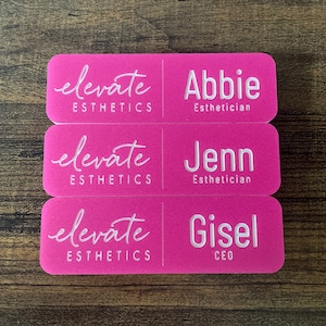 Porte-nom en acrylique coloré pour les employés (disponible en vrac)