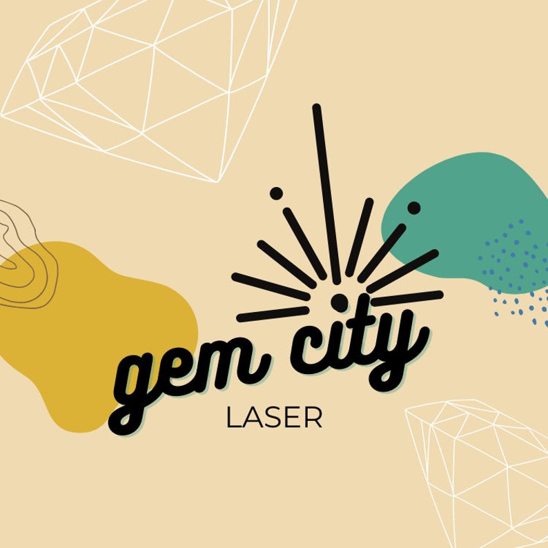 Pu&ograve; includere: Un logo per un'azienda chiamata "gem city laser" con un design a raggiera stilizzato e il testo "LASER" sotto. Il logo &egrave; su uno sfondo beige chiaro con forme astratte in giallo, verde e blu.