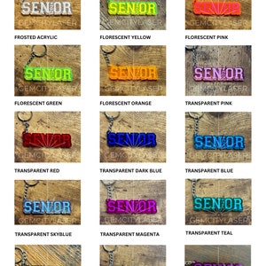 Pu&ograve; includere: Una selezione di 12 diverse opzioni di colore per un portachiavi "Senior 2023". Il portachiavi &egrave; realizzato in acrilico ed &egrave; disponibile in colori opachi, fluorescenti, trasparenti e vetro verde.