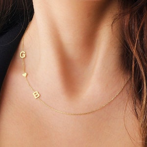 Collar de corazón con monograma inicial lateral, collar de amor con letras espaciadas personalizadas y delicadas hechas a mano, collar con nombre chapado en oro de plata de 14 quilates