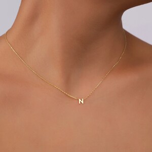 Collar con inicial de oro pequeño, collar con letra de oro hecho a mano, joyería con inicial de oro, regalo para dama de honor, collar de oro personalizado chapado en oro.
