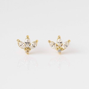 9K oro sólido delicado pequeño flor pétalo pendiente marquesa corte moissanita pendientes hecho a mano encanto minimalista delicado impresionante pendiente de perno