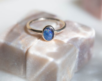 Ring mit blauem australischem Opal