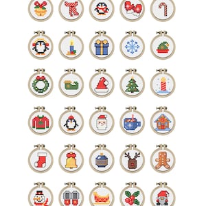 Puede incluir: Un conjunto de 30 pequeños bastidores redondos de punto de cruz con diversos diseños navideños. Cada diseño está bordado con hilo de colores e incluye imágenes de adornos, muñecos de nieve y Papá Noel.