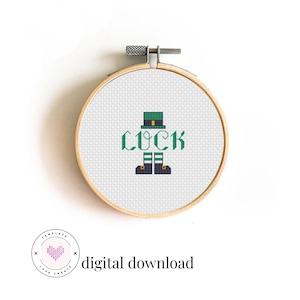 Peut inclure: Un cercle à broder au point de croix avec le mot "LUCK" en vert, ainsi qu'un chapeau et des bottes verts. Le texte "digital download" est également présent. Le cercle est en bois et possède un mécanisme de serrage en métal.