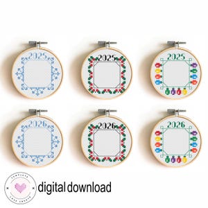 Puede incluir: Seis bastidores de bordado de punto de cruz con los años 2025 y 2026. Cada bastidor presenta un diseño diferente, incluyendo copos de nieve, coronas y luces navideñas. También se ve el texto "digital download".